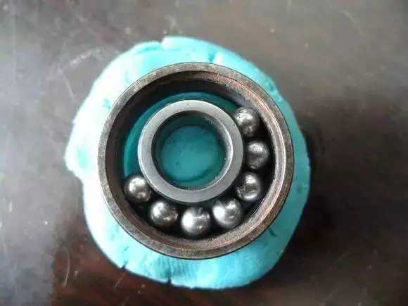 隨后將內(nèi)圈擠到鋼珠那邊，使鋼珠卡在凹槽中間